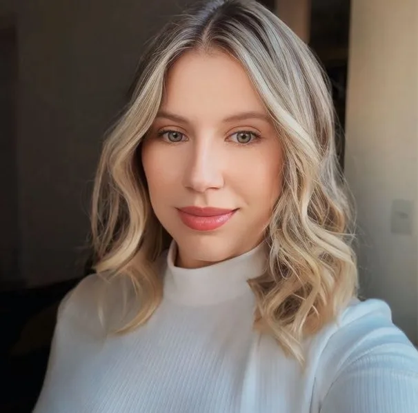 Dra. Larissa Dourado